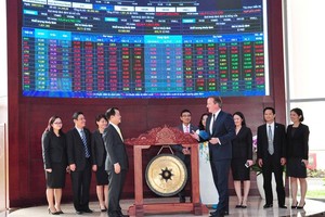 Thủ tướng David Cameron thực hiện nghi lễ gõ chiêng tại HOSE