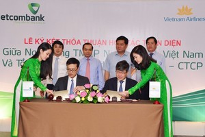 Lễ ký kết thỏa thuận hợp tác giữ Vietcombank và Vietnam Airlines có sự chứng kiến của Bộ trưởng Bộ Giao thông Vận tải Đinh La Thăng và Phó thống đốc NHNN Nguyễn Đồng Tiến