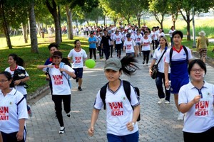 “Chạy vì trái tim 2015” tại Công viên Yên Sở thu hút hàng nghìn người tham gia trong không gian xanh của cây cỏ, mặt hồ Công viên Yên Sở