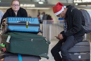 Người dân và nhà đầu tư Mỹ chuẩn bị cho kỳ nghỉ lễ, khiến các thị trường diễn ra không sôi động (Ảnh minh họa: AFP)