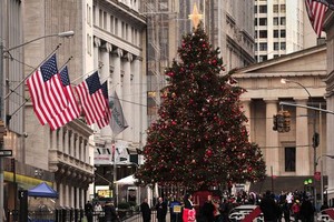 Không khí Giáng sinh đang tràn ngập phố Wall (Ảnh minh họa: AFP)
