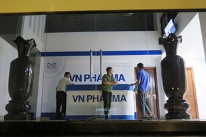 Tổ công tác Bộ Công an khám xét tại Công ty VN Pharma