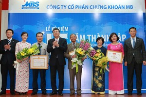Với những thành tích nổi bật, MBS đã được UBND TP. Hà Nội tăng bằng khen và Chủ tịch UBCK tặng Giấy khen
