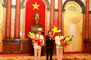 Chủ tịch nước Trương Tấn Sang trao Quyết định thăng cấp hàm Thượng tướng cho đồng chí Nguyễn Văn Thành và đồng chí Phạm Dũng