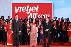 Bà Nguyễn Thị Thúy Bình, Phó tổng giám đốc Vietjet, đại diện cho công ty nhận giải