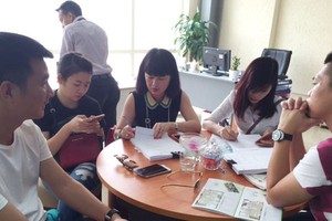 Rất đông khách hàng đến làm thủ tục mua căn hộ dự án Ecolife Capitol tại Thủ đô Invest