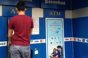 Hình ảnh nhận diện thương hiệu thẻ quốc gia NAPAS trên hệ thống ATM và trên thẻ ghi nợ nội địa