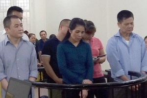 Ông Long (ngoài cùng bên trái) và các bị cáo tại toà