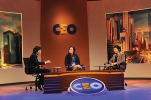 Bà Lương Thị Thu, Tổng giám đốc Công ty cổ phần Dịch vụ đại lý thuế và Tư vấn đào tạo Tâm Việt (ngồi giữa) trong vai trò CEO của tình huống tuần này