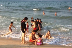 Người dân Quảng Bình đổ xô đi tắm biển sau khi có kết luận an toàn