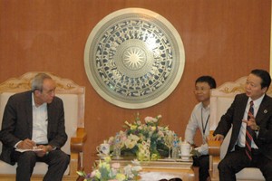 Bộ trưởng Trần Hồng Hà (phải) trong cuộc làm việc với chuyên gia Đức. Ảnh:Bộ Tài nguyên Môi trường.