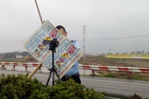 Khi thì một chiếc xe ô tô, lúc thì một tấm tôn lớn được MPC dựng chắn trước camera ghi hình đếm xe của Cienco1