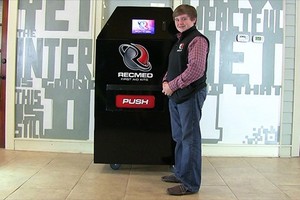 Taylor Rosenthal cạnh máy bán hàng tự động do cậu thiết kế. Ảnh: RecMed