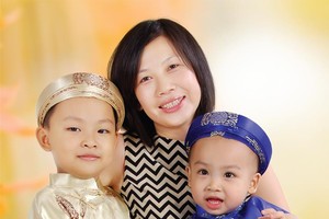 Chị Nguyễn Thị Hoa hạnh phúc bên các con.