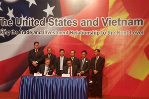  Hàng loạt hợp đồng, thoả thuận đã được doanh nghiệp Việt - Mỹ ký kết trong khuôn khổ chuyến thăm của Tổng thống Mỹ Obama. Ảnh: Ngọc Tuyên