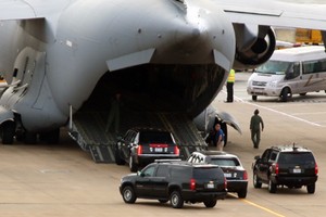 The Beast di chuyển lên khoang chiếc Boeing C-17 Globemaster III tại sân bay Tân Sơn Nhất.