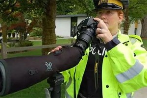 'Siêu ống nhòm' giúp cảnh sát phát hiện tài xế nhắn tin khi lái xe