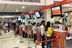 Check in tại quầy ở sân bay Tân Sơn Nhất
