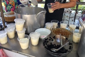 Trời nắng, khách đặt mua nhiều nên các hàng tào phớ, thạch găng được dịp hốt bạc