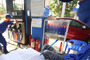 Giá bán lẻ xăng dầu lần đầu vượt 16.500 đồng một lít trong vòng 6tháng qua. Ảnh:Ngọc Thành