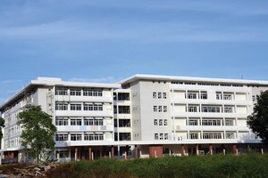 Bệnh viện Sản - Nhi tỉnh Quảng Ngãi đang được thi công gấp rút để đưa vào sử dụng. Ảnh: Hà Minh