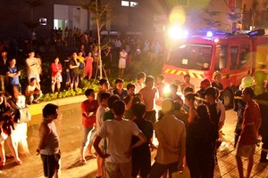 300 hộ dân chờ lực lượng chữa cháy rà soát người mắc kẹt để về nhà. Ảnh: Hải Hiếu