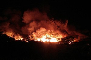 Đám cháy bùng phát rất lớn. Ảnh: Giang Chính.