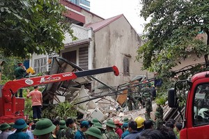 Nhà sập trong đêm khiến nhiều người bị kẹt bên trong.