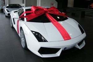 Xe nhập khẩu theo hình thức biếu tặng có giá trị lớn nhưng giá trị xuất bán khai báo chỉ bằng nửa giá vốn