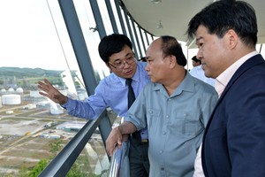 Thủ tướng Nguyễn Xuân Phúc (giữa) trao đổi với lãnh đạo BSR về hoạt động của nhà máy.