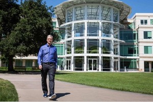 CEO Apple - Tim Cook tại trụ sở Apple. Ảnh: Washington Post