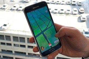 Các nhà bán lẻ có thể hòa mình vào cơn sốt Pokemon Go bằng cách tham gia trò chơi nhằm hiểu cách thức lôi kéo người tiêu dùng đến cửa hàng vừa mua sắm vừa săn các Pokemon quý. Ảnh: JLL