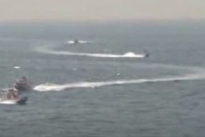 Hình ảnh các tàu Iran tiến gần về phía tàu Mỹ. Cẳng thẳng này giúp giá dầu thô hồi phục mạnh trong phiên 25/8