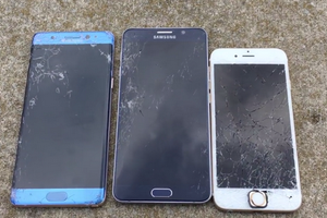 Galaxy Note 5 vẫn chịu lực tốt hơn so với Galaxy Note 7 và iPhone 6s dù ra mắt sớm nhất.