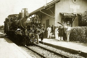 Một chuyến tàu Sài Gòn - Thủ Dầu Một - Lộc Ninh. Ảnh: T.L
