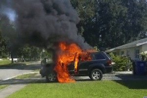  Khi chiếc xe Jeep bị cháy, chủ xe đang sạc Galaxy Note 7 trên đó