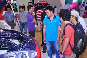 Người tiêu dùng sẽ chuyển sang mua ô tô nhập khẩu mới thay vì ô tô cũ giá quá cao. Ảnh: QH