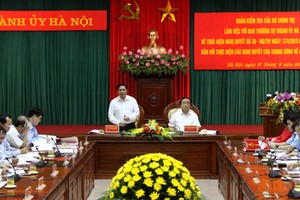 Đoàn công tác của Bộ Chính trị làm việc với thành phố Hà Nội về tinh giản biên chế. Ảnh: TT.