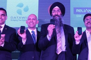 Lãnh đạo DataWind giới thiệu loạt smartphone giá siêu rẻ, miễn phí Internet một năm. Ảnh: BGR.