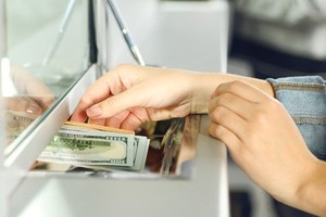 Nhân viên ngân hàng là những người tiếp cận thông tin cá nhân của khách rất dễ. Ảnh: MW