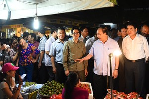 Nhiều tiểu thương tỏ ra bất ngờ khi trò chuyện trực tiếp với Thủ tướng. Ảnh: VGP/Quang Hiếu 