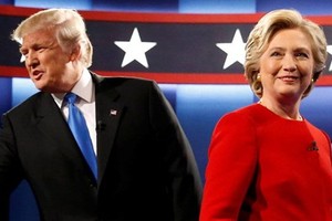 Ứng viên đảng Dân chủ Hillary Clinton và ứng viên đảng Cộng hòa Donald Trump tại cuộc tranh luận đầu tiên ngày 26/9. Ảnh: Reuters