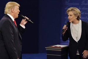 Ứng viên đảng Cộng hòa Donald Trump và ứng viên đảng Dân chủ Hillary Clinton công kích nhau trong cuộc tranh luận thứ hai. Ảnh: AP