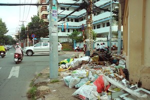 Đổ rác trên vỉa hè bị phạt đến 2 triệu đồng