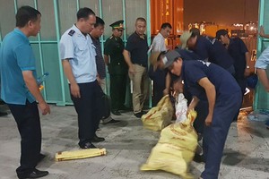 Hải quan thu các bao tang vật. Ảnh: Quốc Thắng