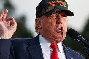 Tỷ phú Mỹ Donald Trump có nhiều phát ngôn gây sốc khi chạy đua vào Nhà Trắng. Ảnh:ABC News

"Chúng ta nên dừng cuộc bầu cử và trao chức tổng thống cho Trump, đúng không? Chúng ta tổ chức để làm gì? các chính sách của bà ấy quá tệ", Washington Post dẫn lại lời ông Trump nói với người ủng hộ ở Springfield, bang Ohio khi nhắc đến bà Hillary Clinton.