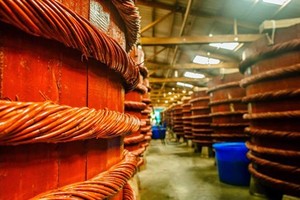 Phương pháp sản xuất nước mắm truyền thống của Việt Nam là quá trình lên men tự nhiên hỗn hợp bao gồm cá và muối 