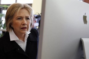 Bà Hillary Clinton không đam mê công nghệ. Ảnh: Reuters