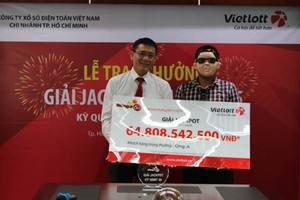 Khách hàng tại Đồng Nai đến nhận giải thưởng ngày 9/11. Ảnh: Vietlott