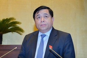 Bộ trưởng Nguyễn Chí Dũng trình bày dự án luật.